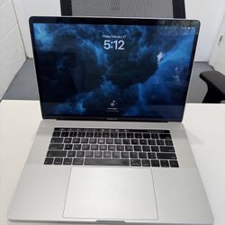 MacBook Pro i7 16gb ddr4 Radeon Pro 555x 