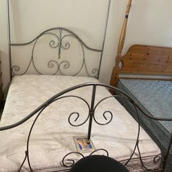 Full Size EXCELLENT  Posturepedic Ultra Plush Bed Set + Iron Frame
