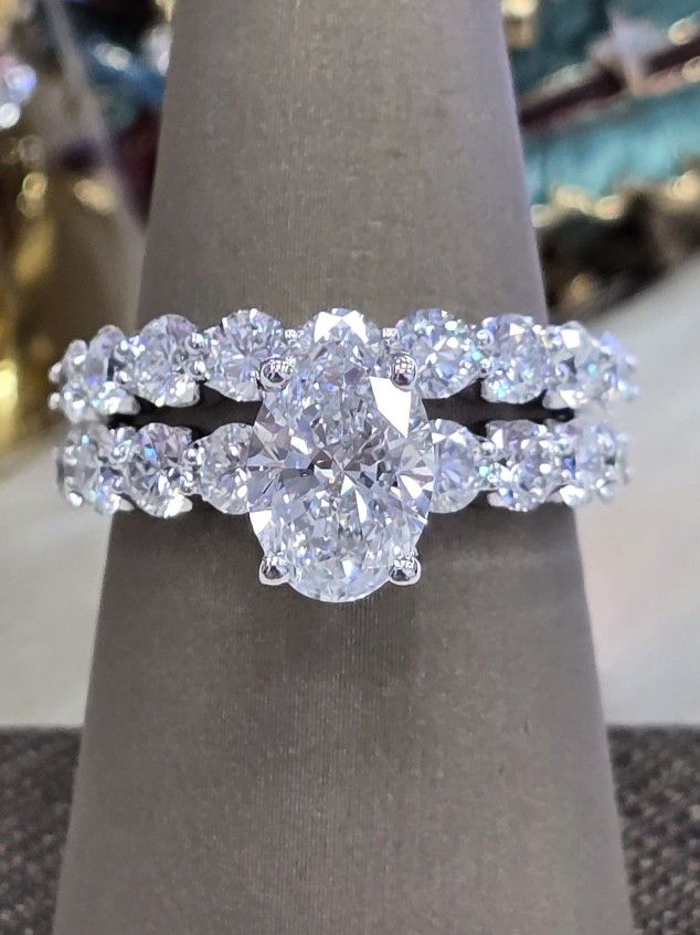 Bubble Setting Oval Diamond Ring Set