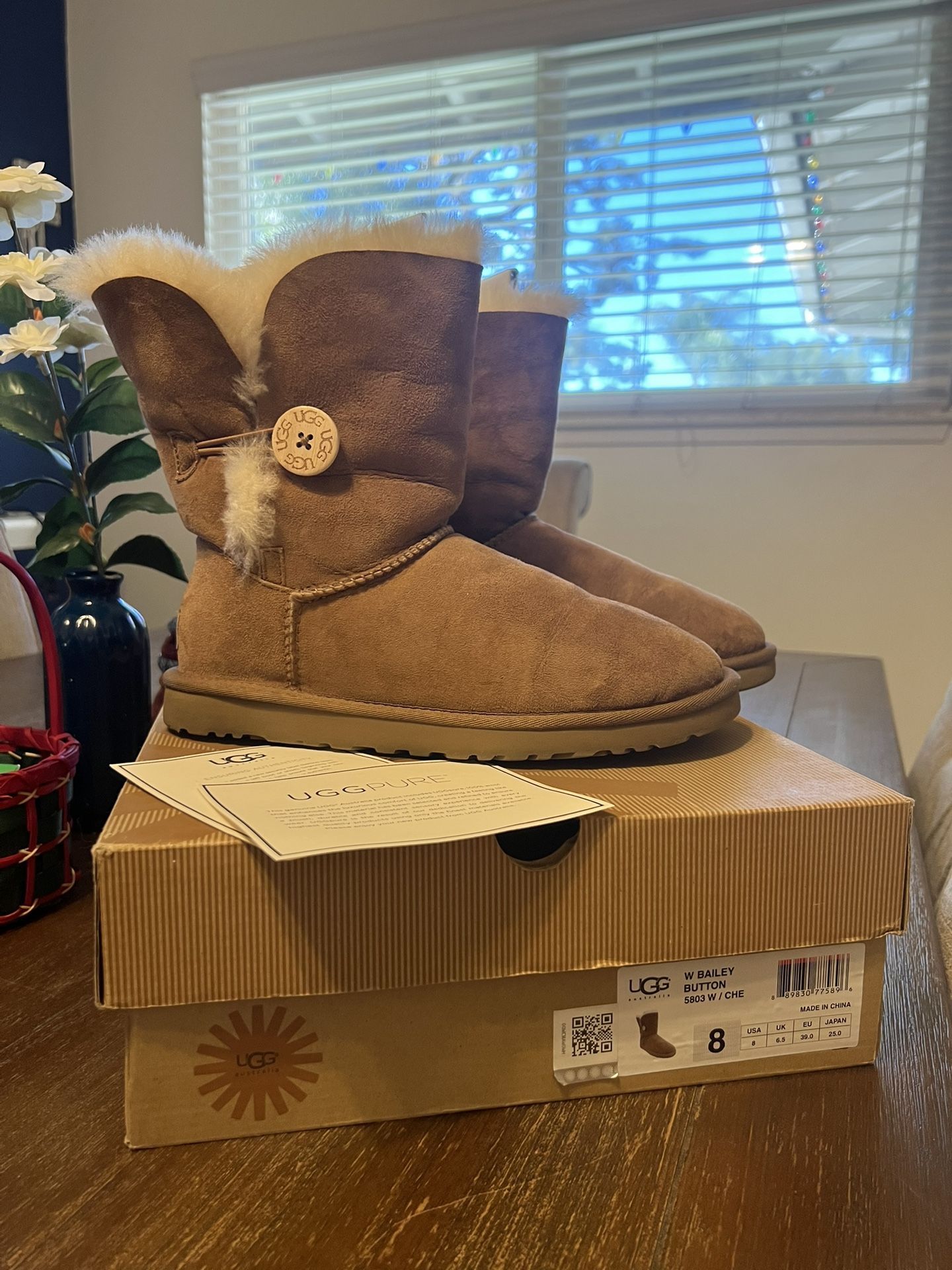 UGG Women's Bailey Button boots, Size 8