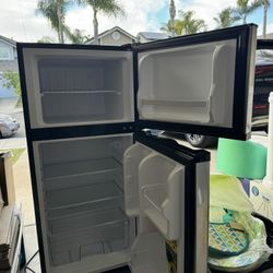 Insignia 4.3 Cu. Ft. Mini Fridge with Top Freezer 