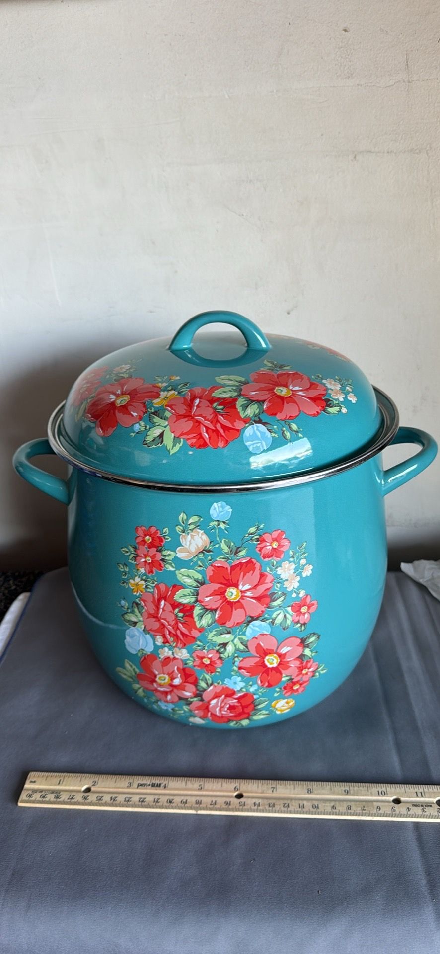 Pioneer woman XL large pot