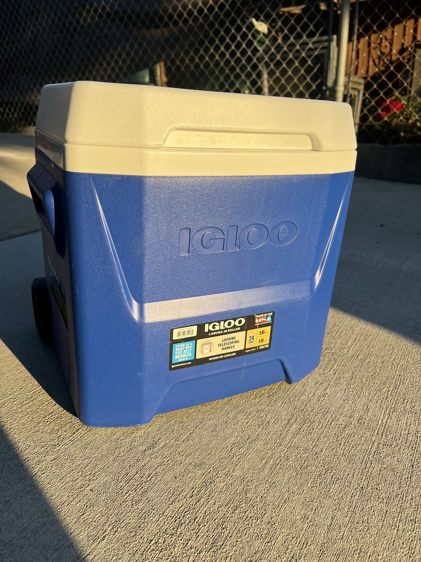 Igloo 16 QT Laguna Ice Chest Cooler with Wheels, Blue