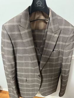 4 men’s suits like new pants size 34-32 jacket size 44 large worn 1 time paid $220 each asking $175  for all