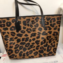 Coach City Women’s CC760 Tote Bag Leopard Print Light Brown. Brand new without  Tag Stylish and spacious, this Coach tote bag features a striking leop