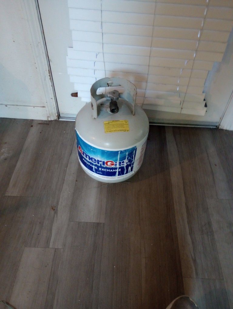 Almost Full American Gas Propane Tank 25$