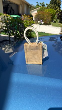 4.5“ X 5“ Woven Straw Bag