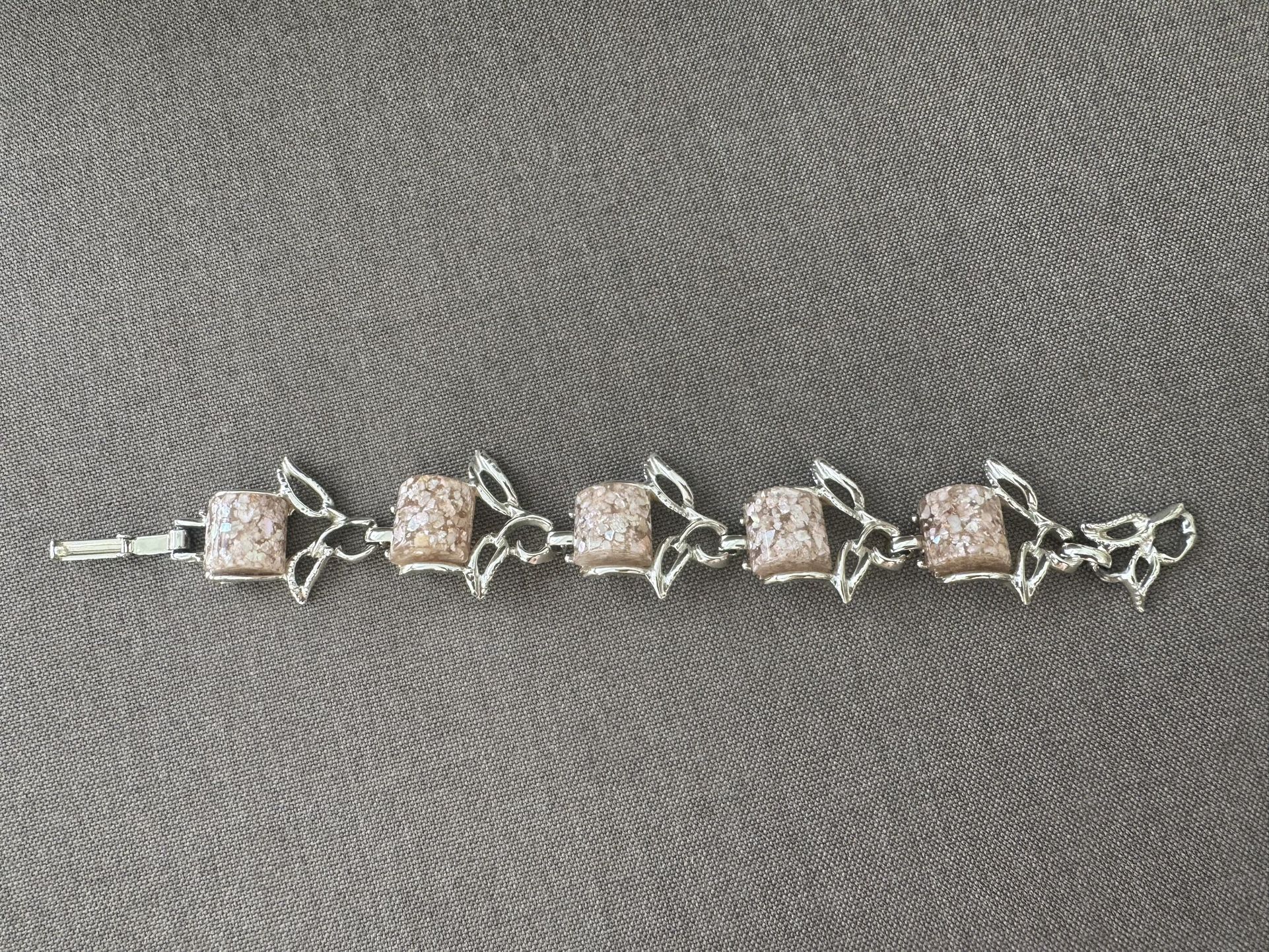 Vintage jewelry rose pink bracelet approx 7.25” In great condition