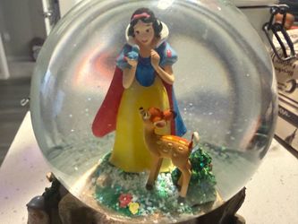 Hallmark Disney Snow White And The Seven Dwarfs Snow Globe Music Box