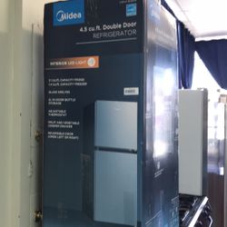 NEW IN BOX MIDEA ROOM OR SMALL STUDIO REFRIGERATOR 4.5 Cu Ft
