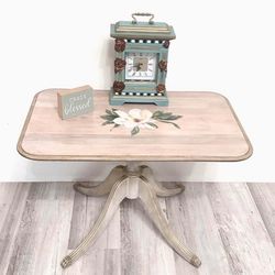 Wood Small Accent Table 🛋️    🛋️ 🛋️ Decors Are Not Included