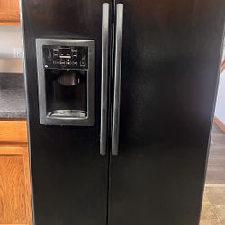 GE Refrigerator, Black, 27cu