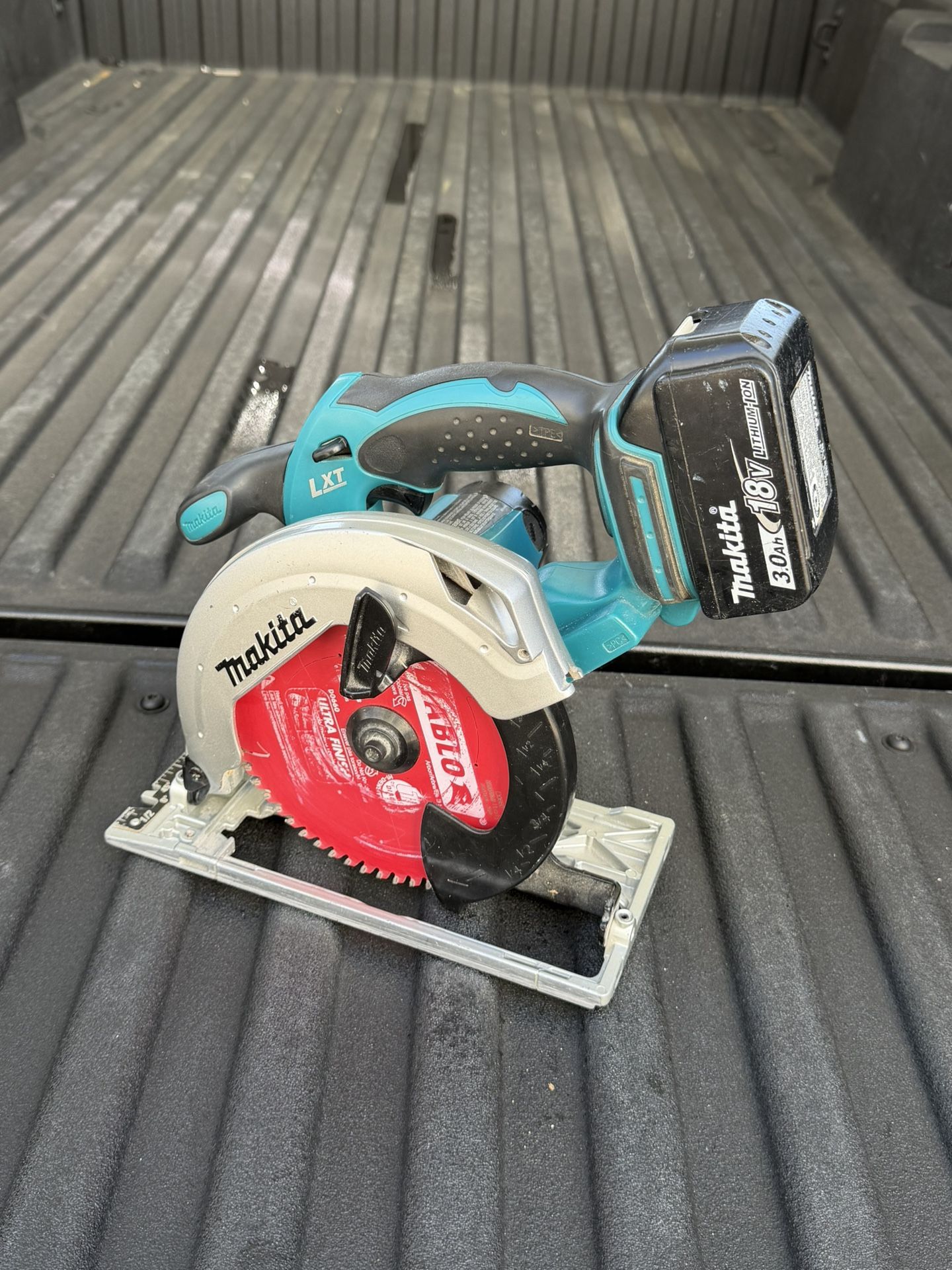 Makita 18V Circular Saw + 3.0Ah Battery — Excelentes condiciones