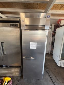 I have this refrigerator in perfect condition; it is like new, maintains the ideal temperature, and is very clean inside and out.