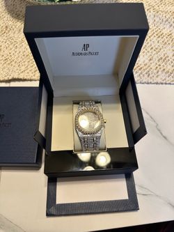 Brand new watch comes with bag box certificate and book