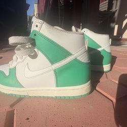 Kids Nike Dunk High green/white size 13.5 gently used