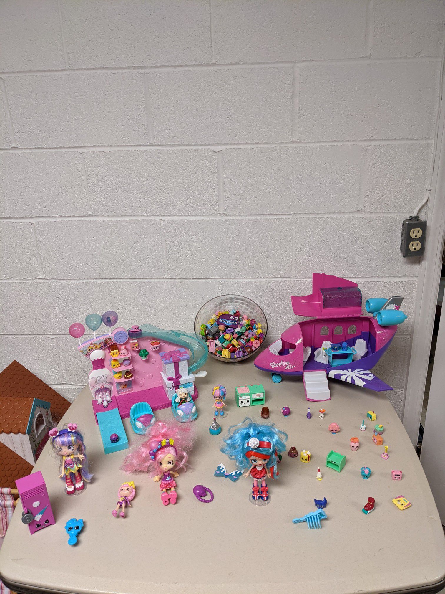 Shopkins airplane and bowling alley and shopkins