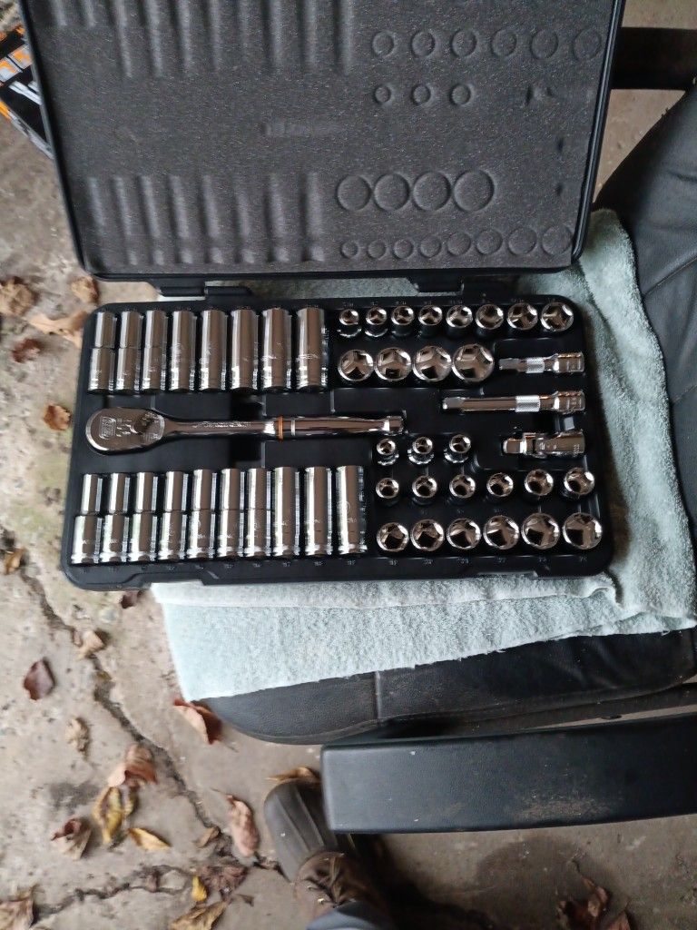 Gearwrench 49 PC. Sae/metric Mechanics Tool Set. . Deep And Shallow Well