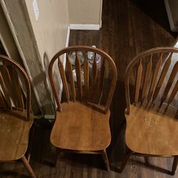 3 Kitchen Chairs  And Comes With a Kitchen Table. Same Colors 