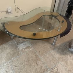 Modern Glass Coffee Table – Sculptural Design