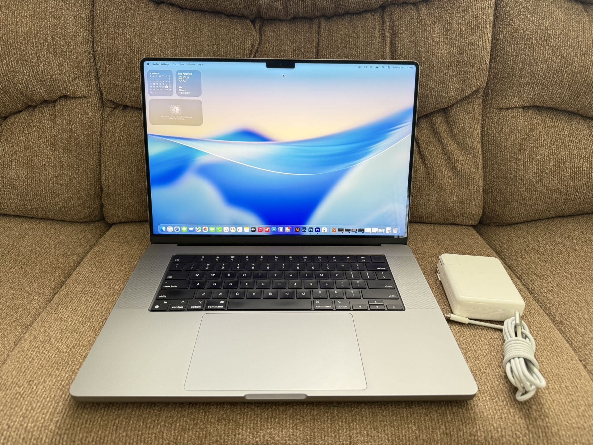 2021/2022 Apple MacBook Pro 16-Inch "M1 Max", 32GB ram,1TB,Apple Care, 31 Cycles, 100% Battery Life.
