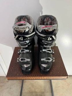 WOMEN'S - GIRLS SIZE 7 - 7 1/2 NORDICA SKI BOOTS - GOOD CONDITION!
