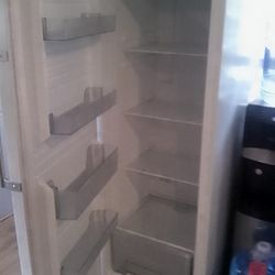 Avanti, Freezer/Refrigerator Model #AV1081VFKOW