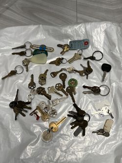  Lot Misc Keys 1.0 Lbs HOUSE, CARS padlock cut This are the keys from a junk drawer of an 80 year old couple. Some are their families keys, some old, 
