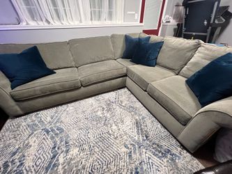 Sectional with pullout mattress