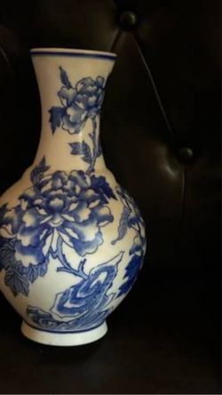 RARE CHINESE BLUE AND WHITE FLORAL VASE