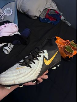 Phantom Luna soccer shoes size 8