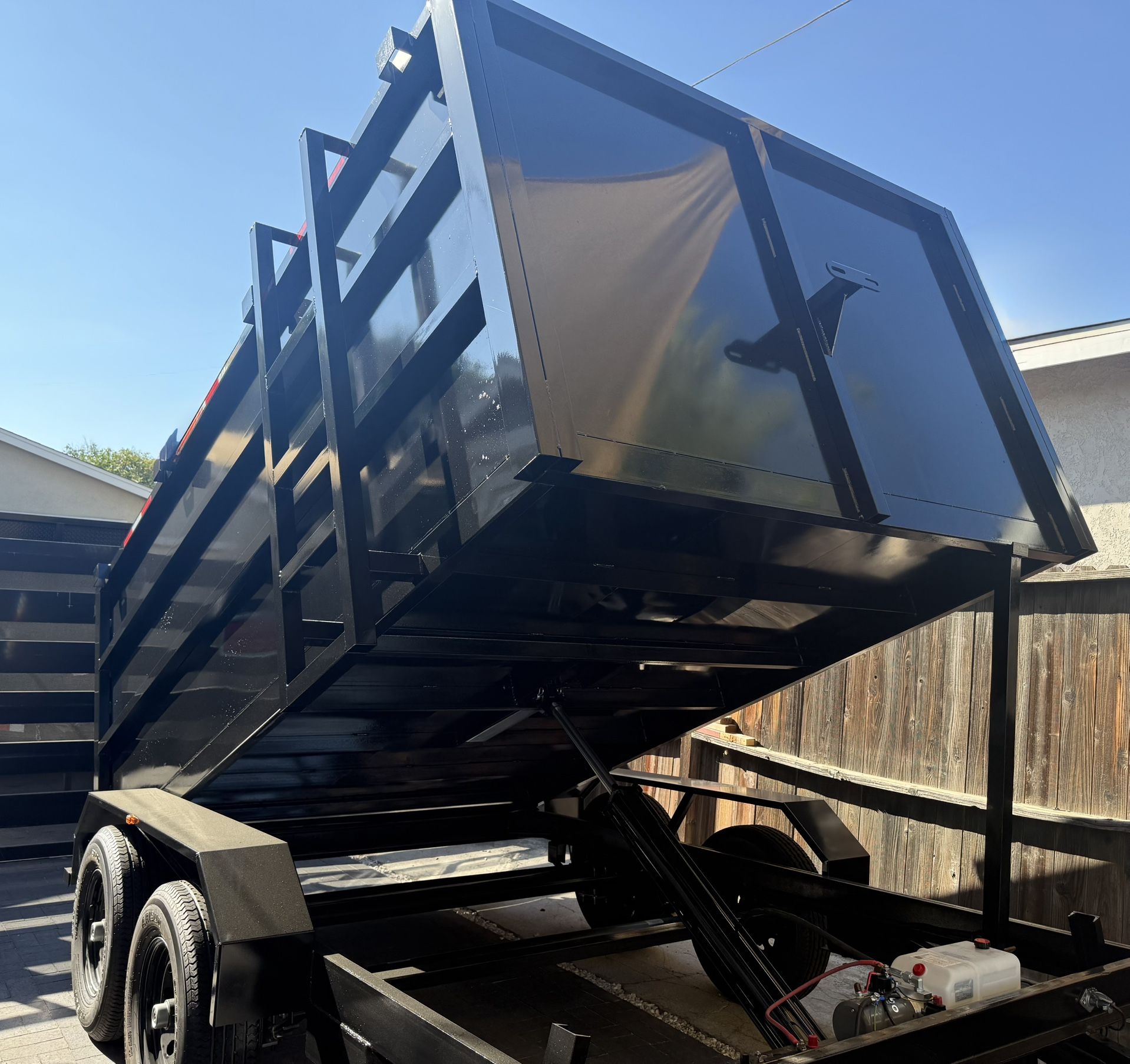 New Hydraulic Dump Trailer with Built in Ladder ⭐️