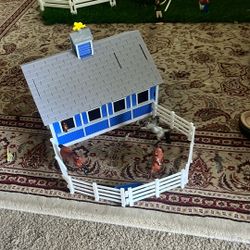 Breyer Farms Horse Stable And Toy Horses 