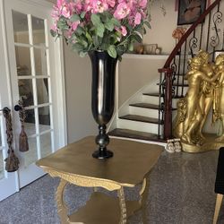 Beautiful Gorgeous Decoration Table Include The Vase With The Flowers
