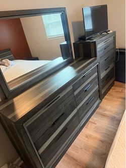 Kings Size 5 Piece Bedroom Suite (Rooms to Go)