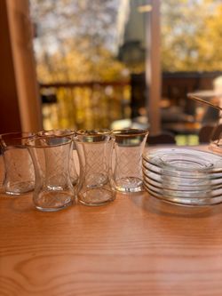 ✨ Gold-Rimmed Glasses & Matching Plates – Set