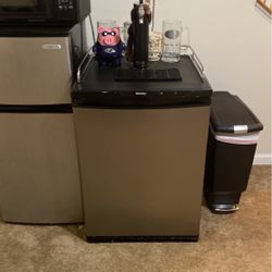 1/2 Keg Kegerator With 2 Co2 Tanks Ready To Go.