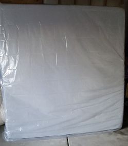 UP FOR SALE IS A KING CASPER  MEMORY FOAM MATTRESS 

ALWAYS 60%-70% off retail
