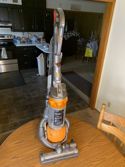 Dyson DC 25 Vacuum Cleaner Sweeper w/ Hose & Attachment Runs
