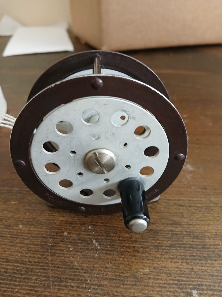 PFLUEGER TRUMP 576 Fly FISHING REEL Good Clicker