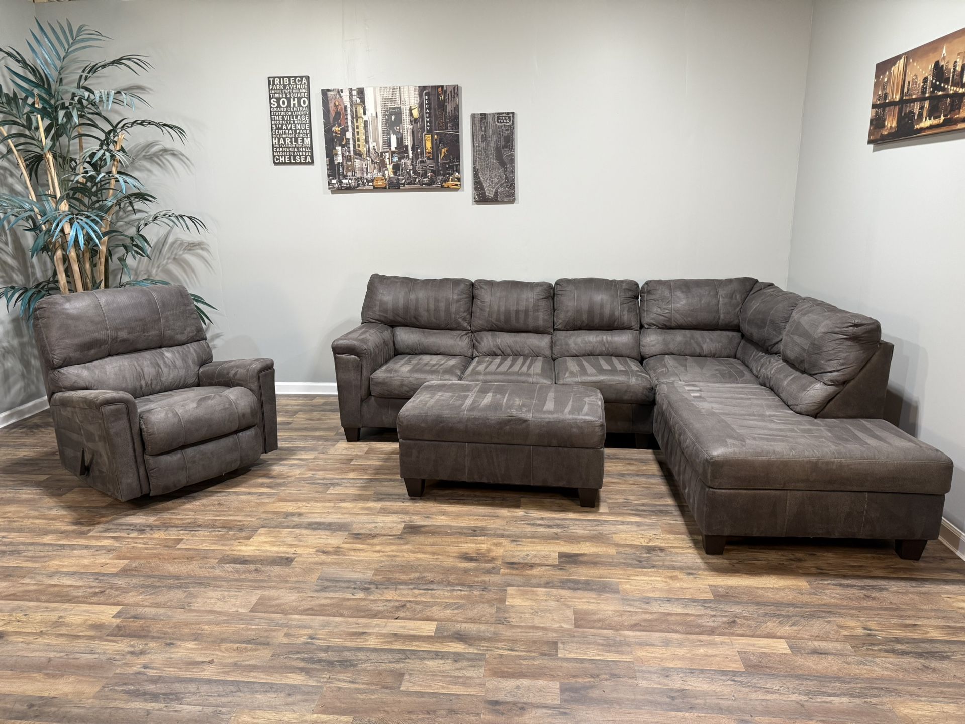 (Free Delivery!!) Sectional & Recliner W/ Ottoman