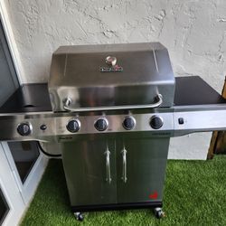 BBQ Charbroil Performance 4 Burner With Gas Tank