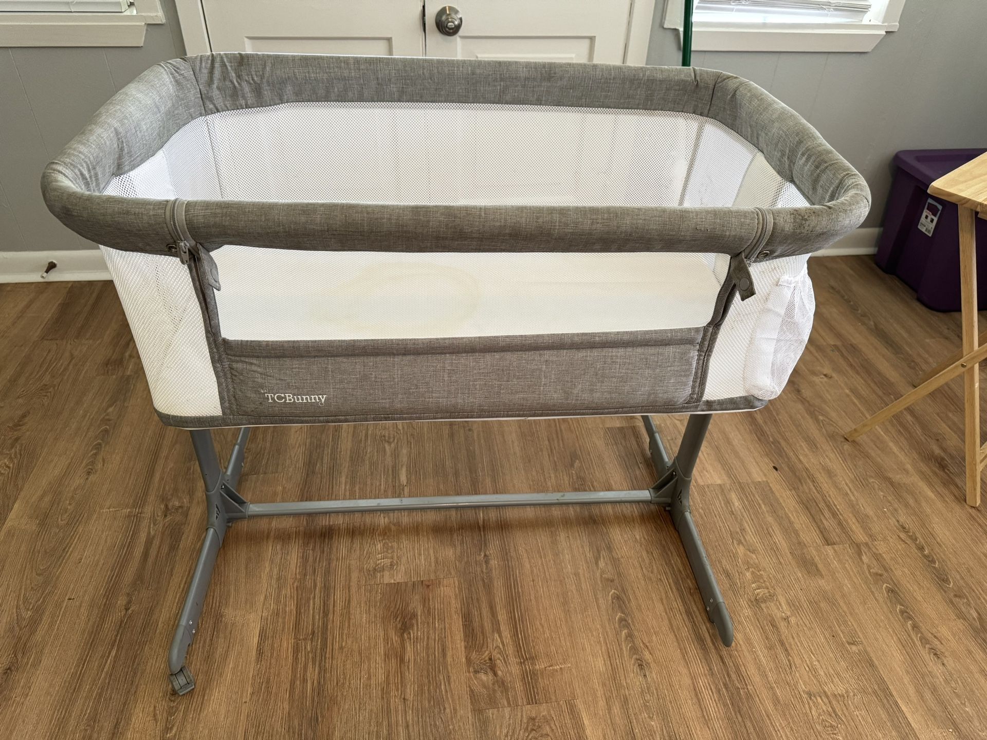 TCBunny 2-in-1 Baby Bassinet & Bedside Sleeper, Adjustable Portable Crib Bed for Infant/Newborn Baby, Grey