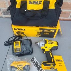 $270 DeWalt DCF891 20V XR 4 speeds Cordless 1/2 in. BRUSHLESS Impact Wrench W/(1) 5ah Battery and Charger & bag.