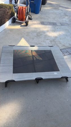 Pet cot / elevated bed