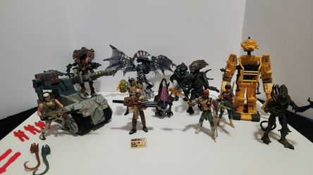 Lot Of Kenner Aliens Action Figures 1992.  Aliens, Marines, Vehicles, With Accessories. 