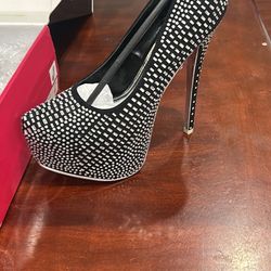 81/2 Beautiful Black Mirrored Heels