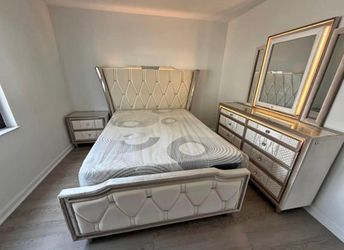 New 4pc bedroom set in box $1699