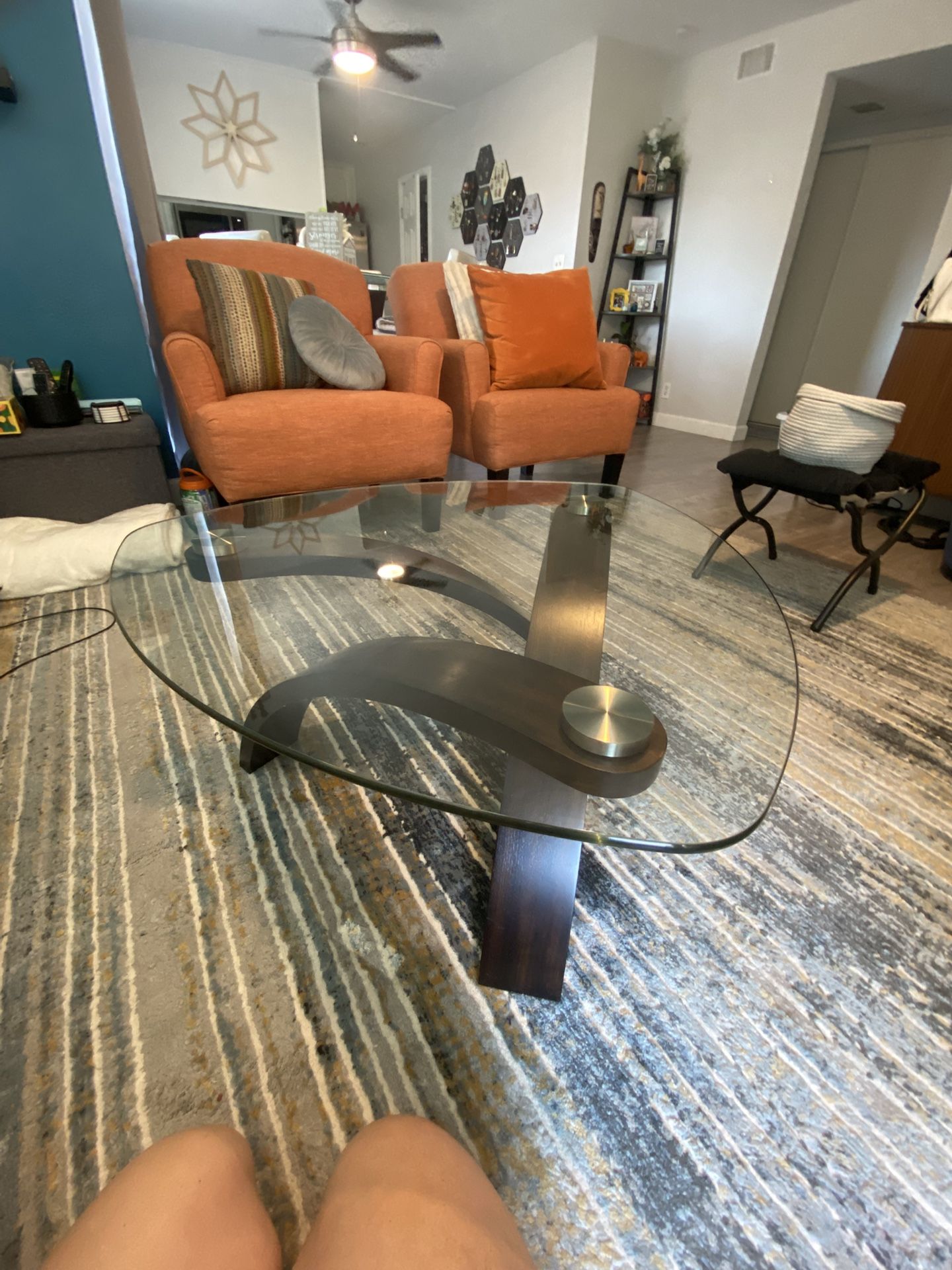 2 Pieces. Coffee & End Table