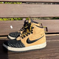 Nike Lunar Force 1 Duckboot Metallic Gold Light Tan Beige Black Suede Size 10 916682-701 used with small scuffs and creases
